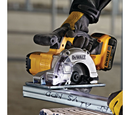 Аккумуляторная дисковая пила DEWALT DCS373P1T, 18 В, 140 мм, 3700 об/мин, с АКБ 5 Ач и ЗУ, в кейсе TSTAK (DCS373P1NT-XJ)