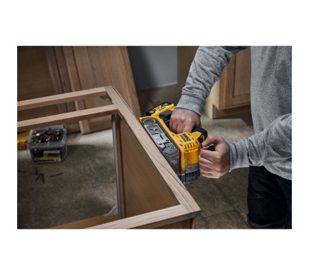 Аккумуляторная ленточная шлифмашина DEWALT DCW220P1, 18 В, 320 м/мин, с АКБ 5 Ач и ЗУ