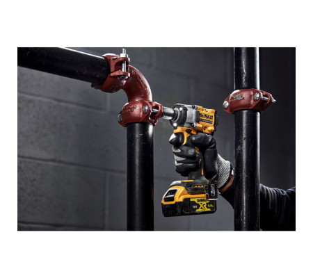 Аккумуляторный гайковерт DEWALT DCF922P2T, 18 В, 610 Нм, 3550 уд/мин, с 2 АКБ 5 Ач и ЗУ, в кейсе TSTAK (DCF922P2T-QW)