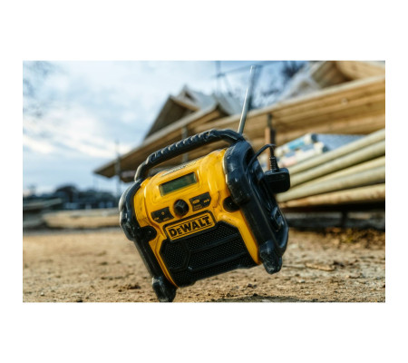 Аккумуляторный радиоприемник DEWALT, 12/18 В, с возможностью работы от сети, без АКБ и ЗУ, DCR020