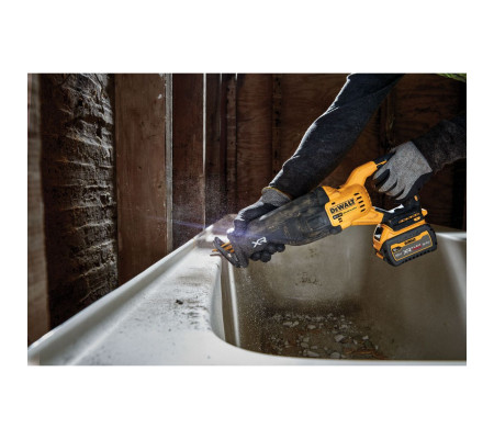 Аккумуляторная сабельная пила DEWALT DCS386NT, 18/54 В, 3000 ход/мин, 28.6 мм, без АКБ и ЗУ, в кейсе TSTAK (DCS386NT-XJ)