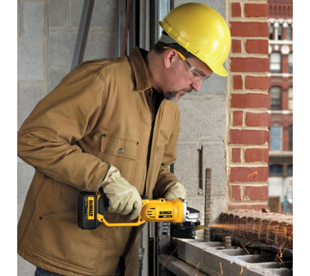 Аккумуляторная угловая шлифмашина DEWALT DCG412M2, 18 В, 125 мм, 7000 об/мин, с 2 АКБ 4 Ач и ЗУ, в кейсе (DCG412M2-QW)